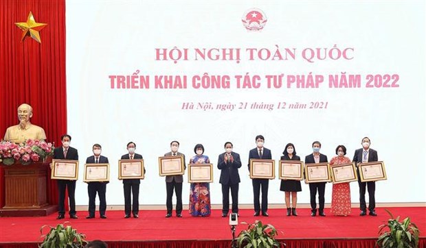 越南政府总理范明政：使人民和企业成为立法和执法工作的中心和主体 hinh anh 2