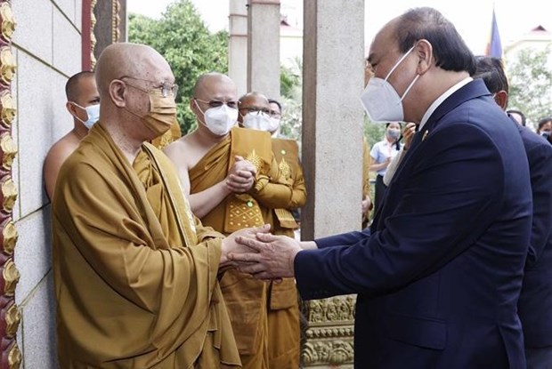 越南国家主席阮春福走访慰问柬埔寨两位僧王 hinh anh 1
