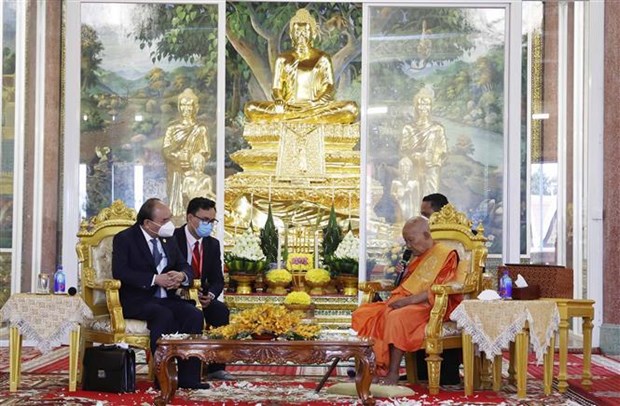 越南国家主席阮春福走访慰问柬埔寨两位僧王 hinh anh 2