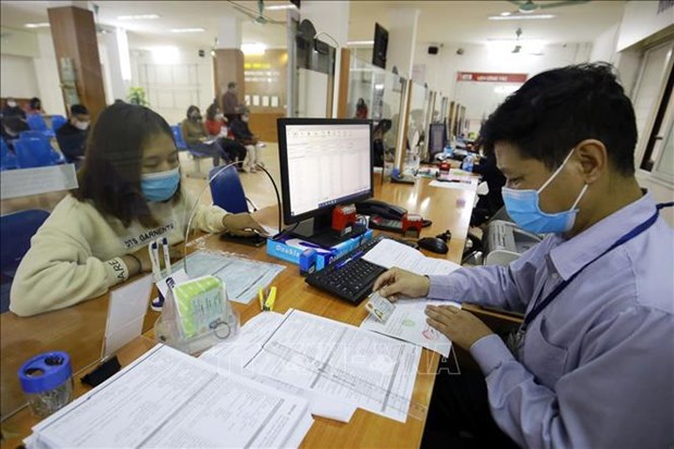 越南全国1280万名受疫情影响的劳动者获得失业保险基金的资金支持 hinh anh 1