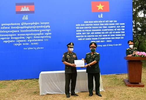 签署寻找在柬埔寨牺牲的越南烈士遗骨的合作协议 hinh anh 1