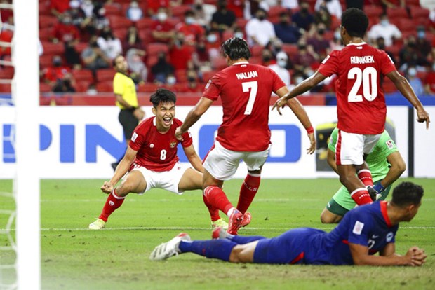 2020年“铃木杯”东南亚男足锦标赛半决赛： 印度尼西亚队以4-2击败8人作战的东道主新加坡队 hinh anh 2