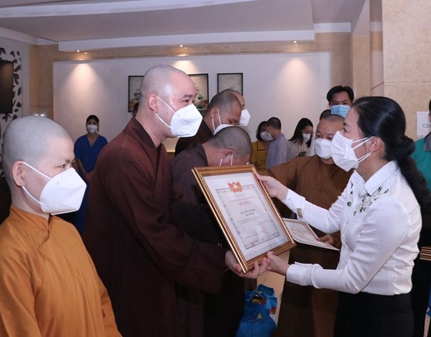 胡志明市表彰支持抗疫一线医务人员任务的宗教志愿者 hinh anh 1