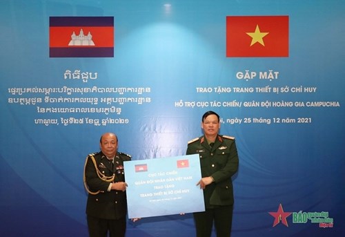 向老挝人民军作战局和柬埔寨皇家军队作战局赠送支持指挥所装备 hinh anh 2
