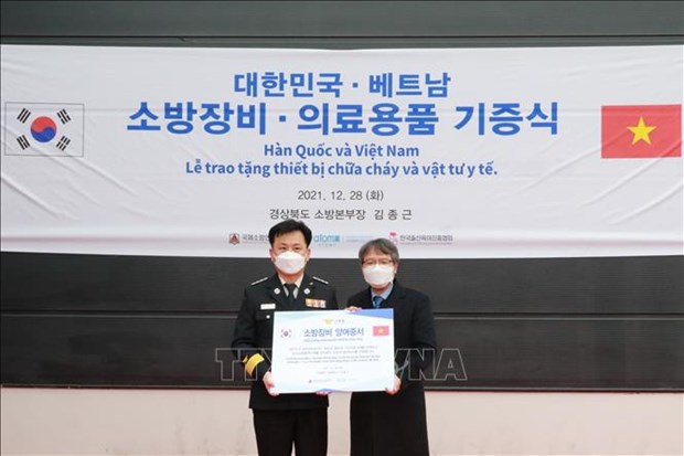 韩国向越南捐赠8辆救护车和医疗防疫物资 hinh anh 1
