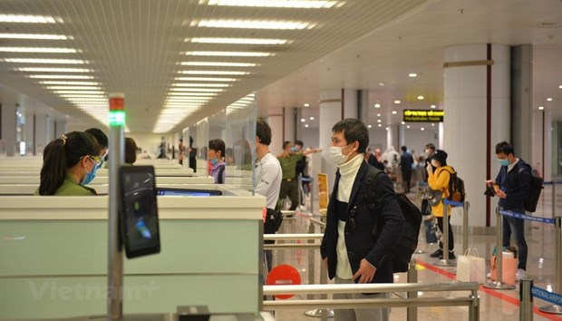 恢复定期国际航班前三天 入境越南旅客超过1700人次 hinh anh 1