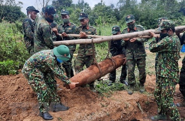 林同省：村民挖土时发现250公斤炸弹 hinh anh 1