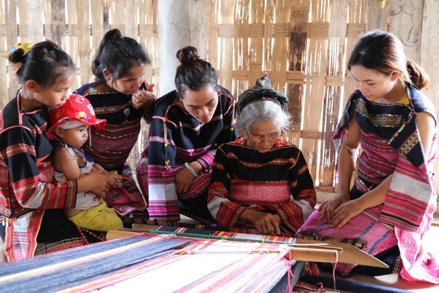 嘉莱族妇女努力保护传统土锦布手工编织业 hinh anh 1