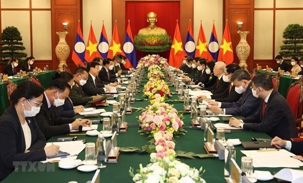 老挝总理对越南进行正式访问：越老携手并肩共促发展 hinh anh 1