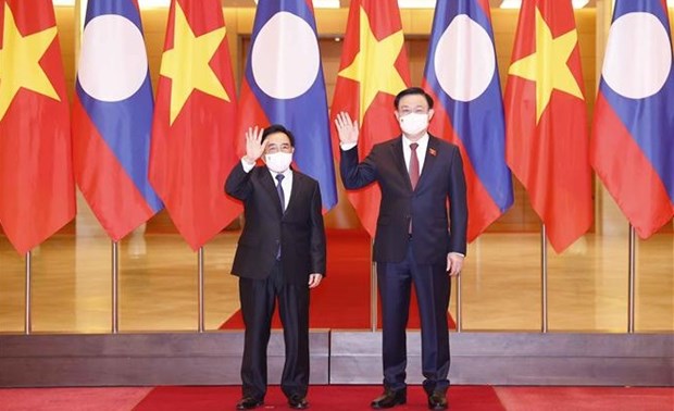 越南国会主席王廷惠会见老挝总理潘坎·维帕万 hinh anh 1