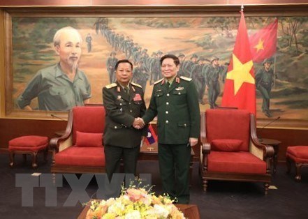越南与老挝加强防务合作 hinh anh 1