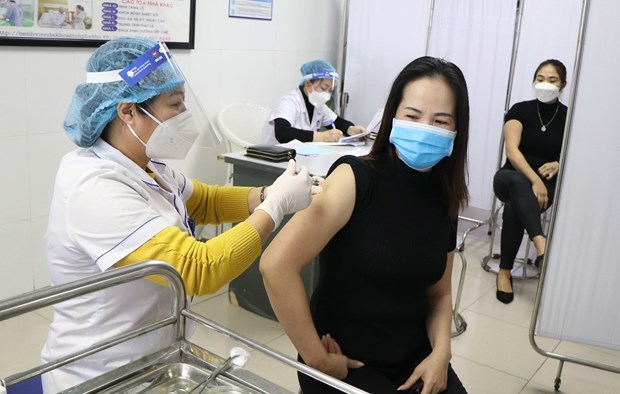 政府总理范明政指示进一步加快推进新冠疫苗接种工作 hinh anh 1