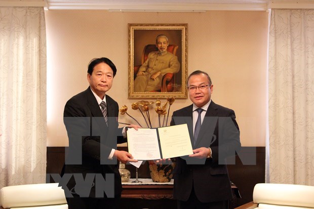 两位日本公民被任命为越南驻名古屋市和三重市名誉领事 hinh anh 1