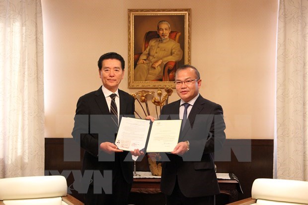 两位日本公民被任命为越南驻名古屋市和三重市名誉领事 hinh anh 2