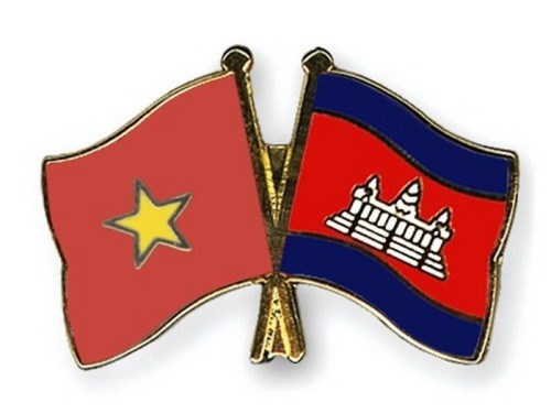 越南外长裴青山访柬助力推动两国高层领导的协议落地实施 hinh anh 1