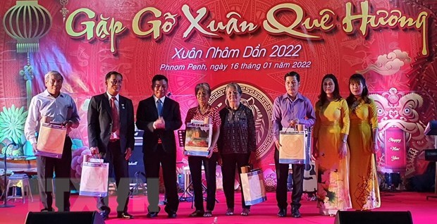 越南驻柬大使馆举行2022年壬寅年春节见面会 hinh anh 1
