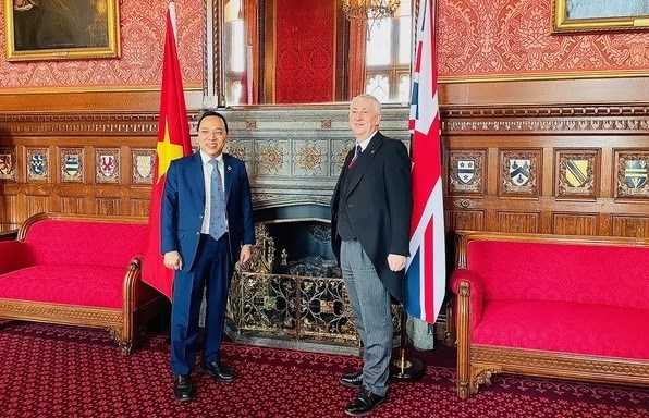 英国下议院议长会见越南驻英大使阮黄龙 hinh anh 1