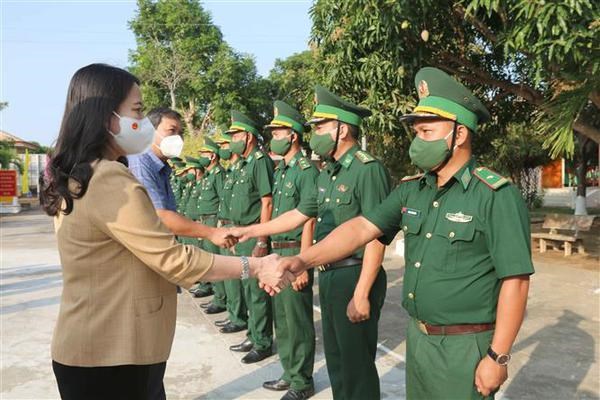 越南国家副主席和政府副总理向茶荣和山罗省优抚家庭和贫困群众拜年 hinh anh 1