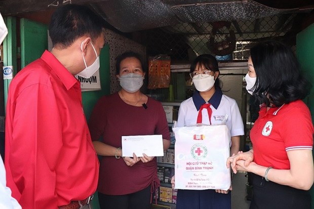 越南红十字协会资助近100亿越盾 帮助贫困者和橙毒剂受害者欢度春节 hinh anh 1