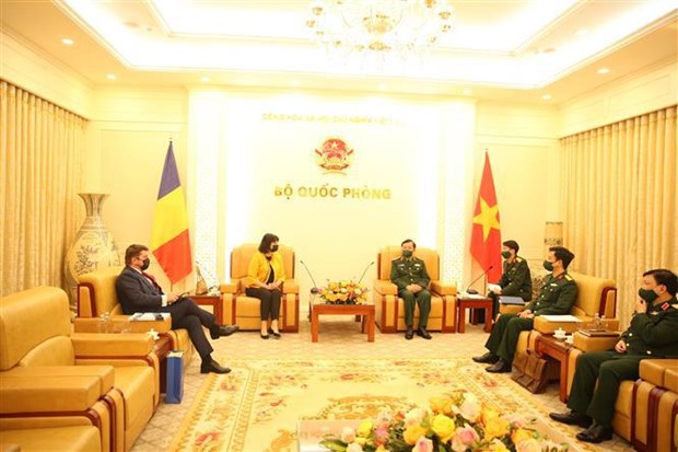 越南国防部领导会见罗马尼亚驻越大使 hinh anh 1