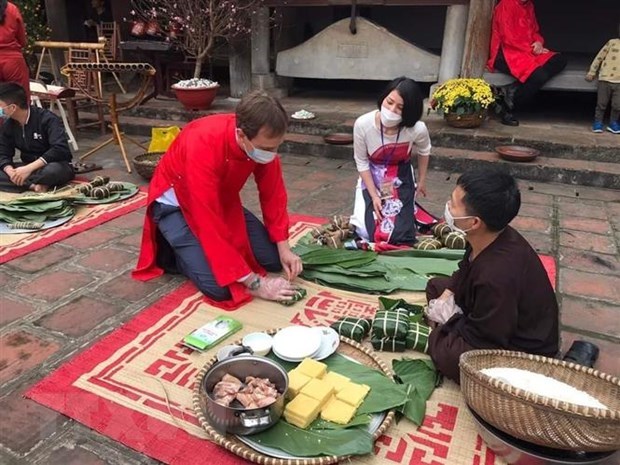 多国驻越大使和和国际组织代表体验传统春节活动在河内市举行 hinh anh 1