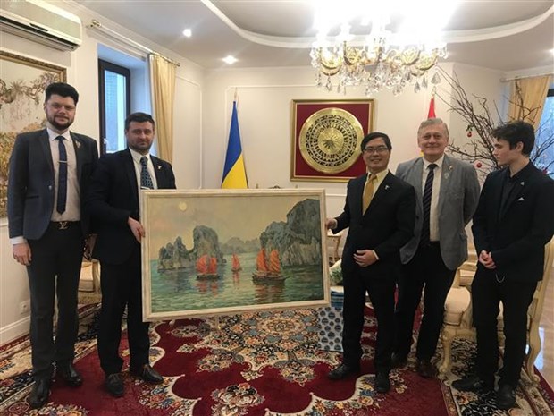 越南驻乌克兰特命全权大使会见来访嘉宾 hinh anh 2