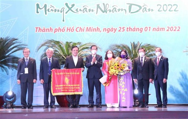 胡志明市领导向海外越南人代表拜年 hinh anh 2
