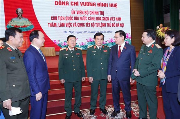 越南国会主席王廷惠探访贺年河内首都武装力量 hinh anh 1