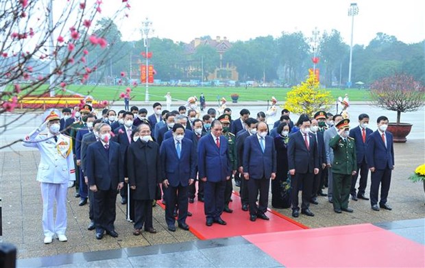越南党和国家领导人拜谒胡志明主席陵墓 hinh anh 1
