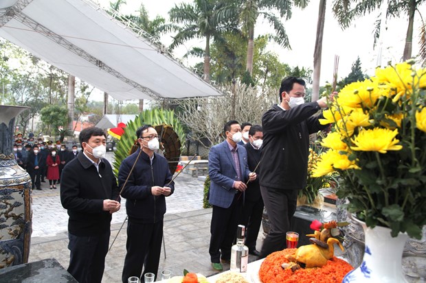 河江省在渭川国家烈士陵园举行上香仪式并启动植树节 hinh anh 1