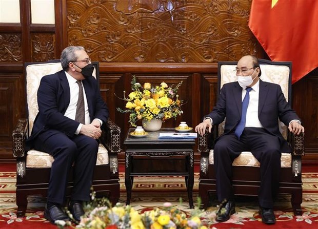 越南国家主席阮春福会见新加坡驻越大使和埃及驻越大使 hinh anh 2