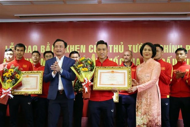 越南国家室内五人制足球队荣获政府总理颁发的奖状 hinh anh 1