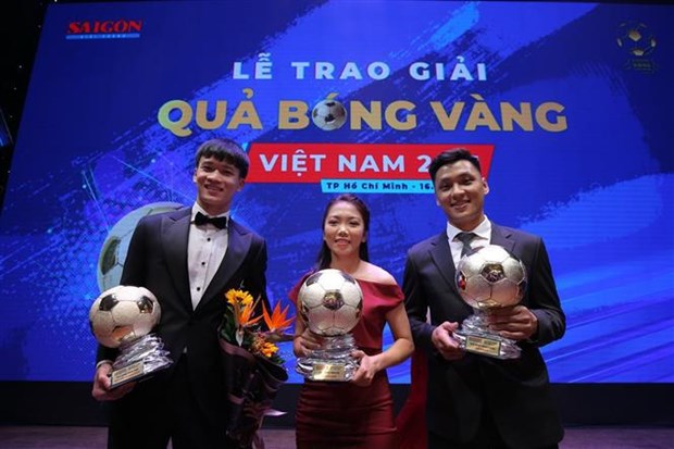 越南球员黄德和黄茹获得2021年越南金球奖 hinh anh 1