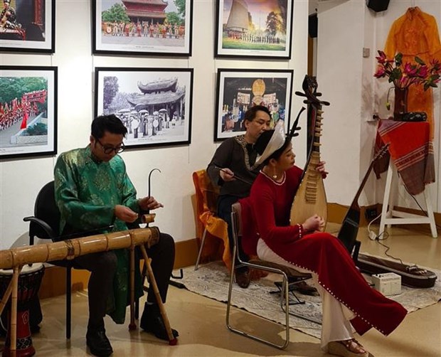 越南文化遗产和传统乐器展览会在法国举行 hinh anh 1