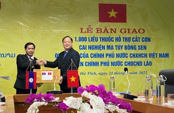 越南向老挝政府捐赠1000剂毒瘾治疗药物 hinh anh 1