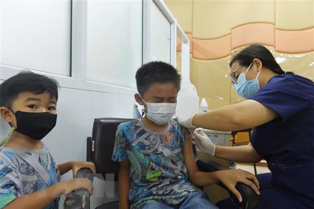 东南亚疫情：柬埔寨为3至5岁儿童接种新冠疫苗 印尼计划接种第四针疫苗 hinh anh 1