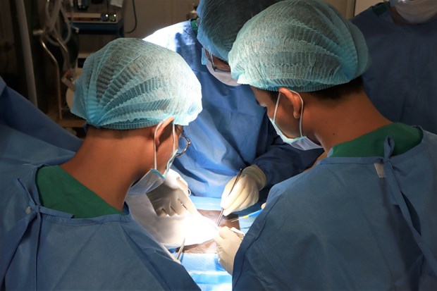 2·27越南医师节：越南蓝色贝雷帽医生成功为联合国工作人员进行手术 hinh anh 2