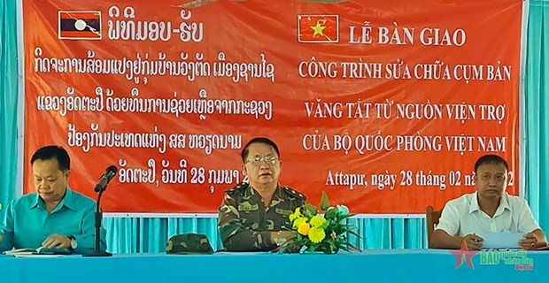 越南国防部援建老挝5个修缮改造工程正式交接 hinh anh 1