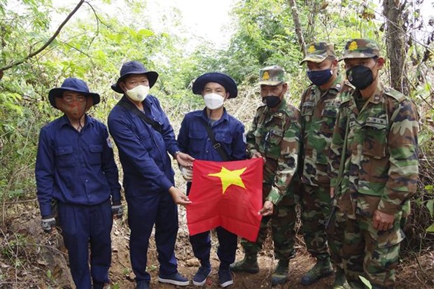隆安省军事指挥部K73队努力寻找在柬埔寨牺牲的同志遗骸 hinh anh 2