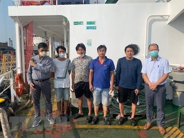 越南驻泰国大使馆协助遇险的辉煌号船上的4名船员回国 hinh anh 1