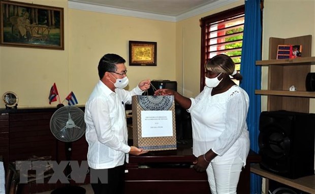 越南驻古巴大使馆向古巴多所以越南人物命名的学校赠送礼物 hinh anh 1