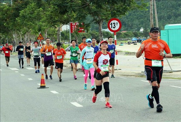 5000余人参加2022 年岘港宏利国际马拉松赛 hinh anh 1