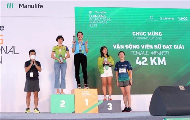 越南运动员在2022年岘港宏利国际马拉松赛上斩获佳绩 hinh anh 1