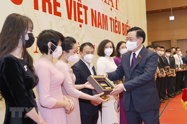 越南国会主席王廷惠会见2021年越南青年医师典范代表 hinh anh 2