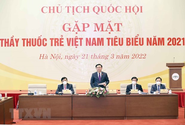 越南国会主席王廷惠会见2021年越南青年医师典范代表 hinh anh 1