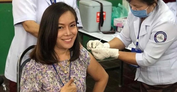 老挝开始开展第4针新冠疫苗接种计划 hinh anh 1