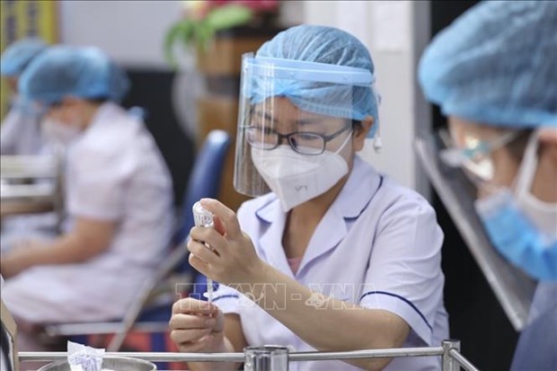 越南18岁以上人群的第3剂新冠疫苗接种率达到81% hinh anh 1