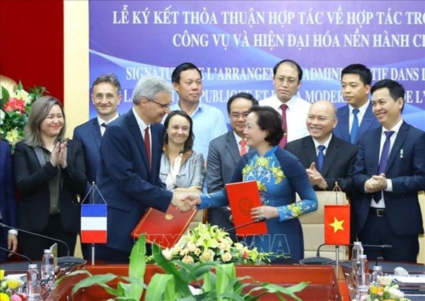 越南与法国加强在公共服务和公共行政现代化领域的合作 hinh anh 1
