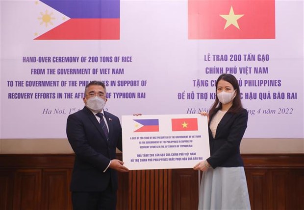越南向菲律宾捐赠200吨大米 hinh anh 1