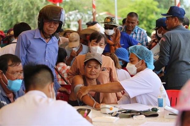 数百名越南裔柬埔寨人和高棉族人得以免费看病发药 hinh anh 2